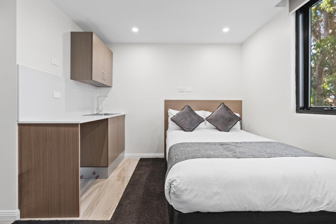 Seranin | Gordon Motel